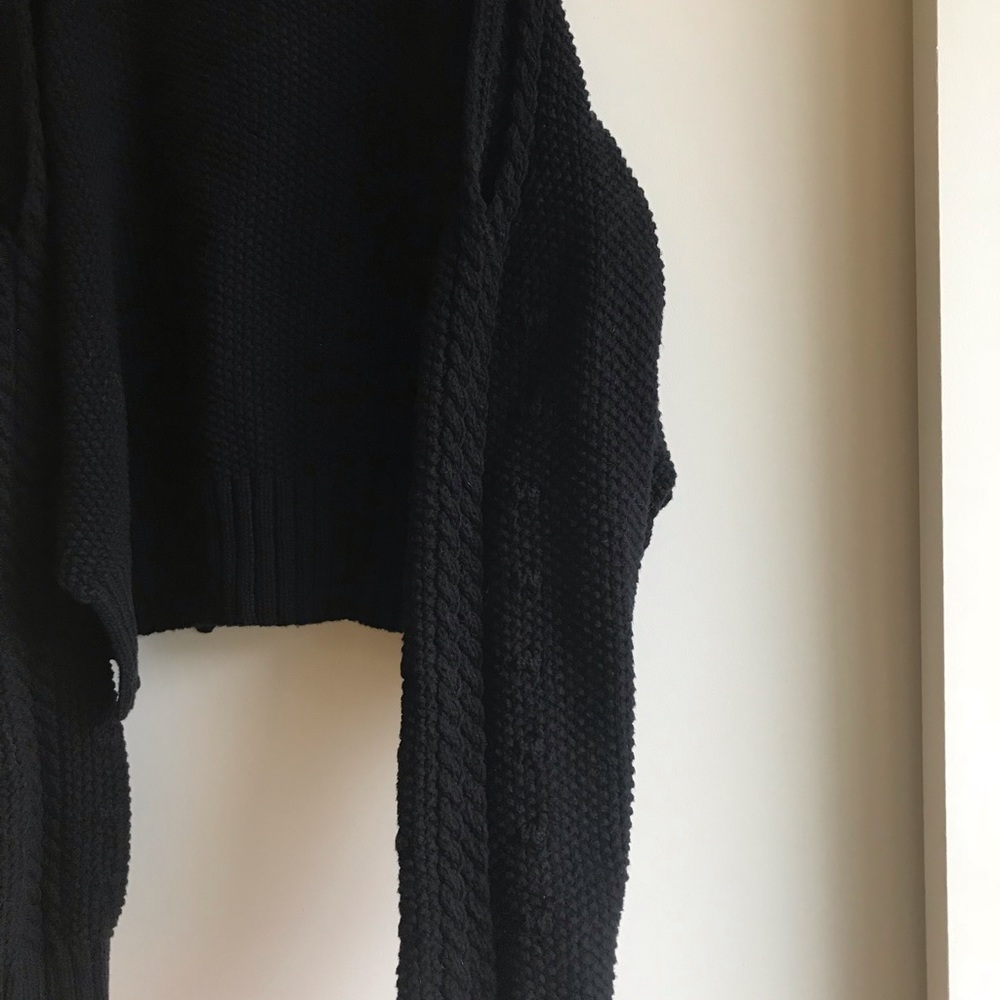 Article Open-Shoulder Cropped Sweater - Picture 7 of 8